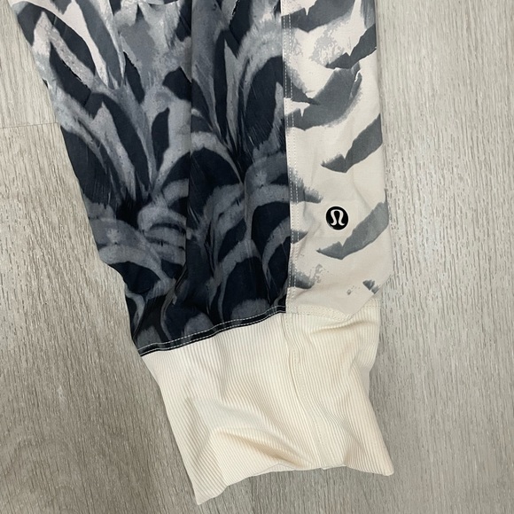 Lululemon cropped jogger - Picture 2 of 4